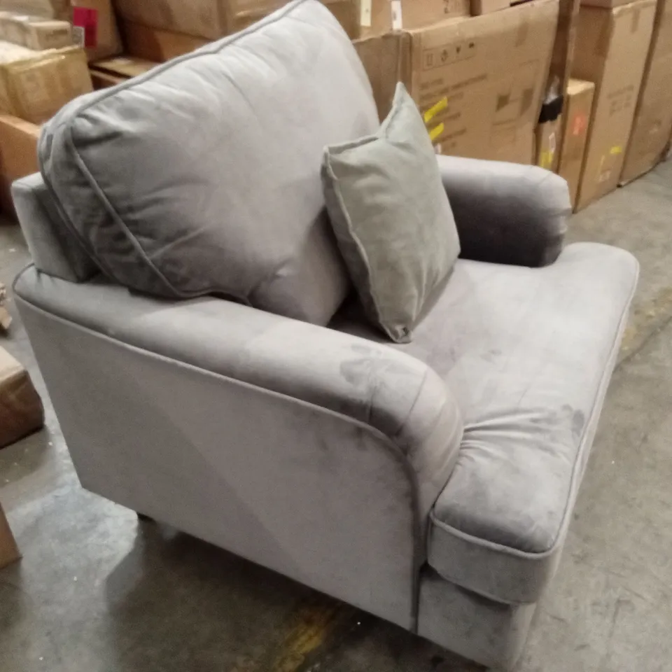 MARCANTONIO UPHOLSTERED ACCENT CHAIR 