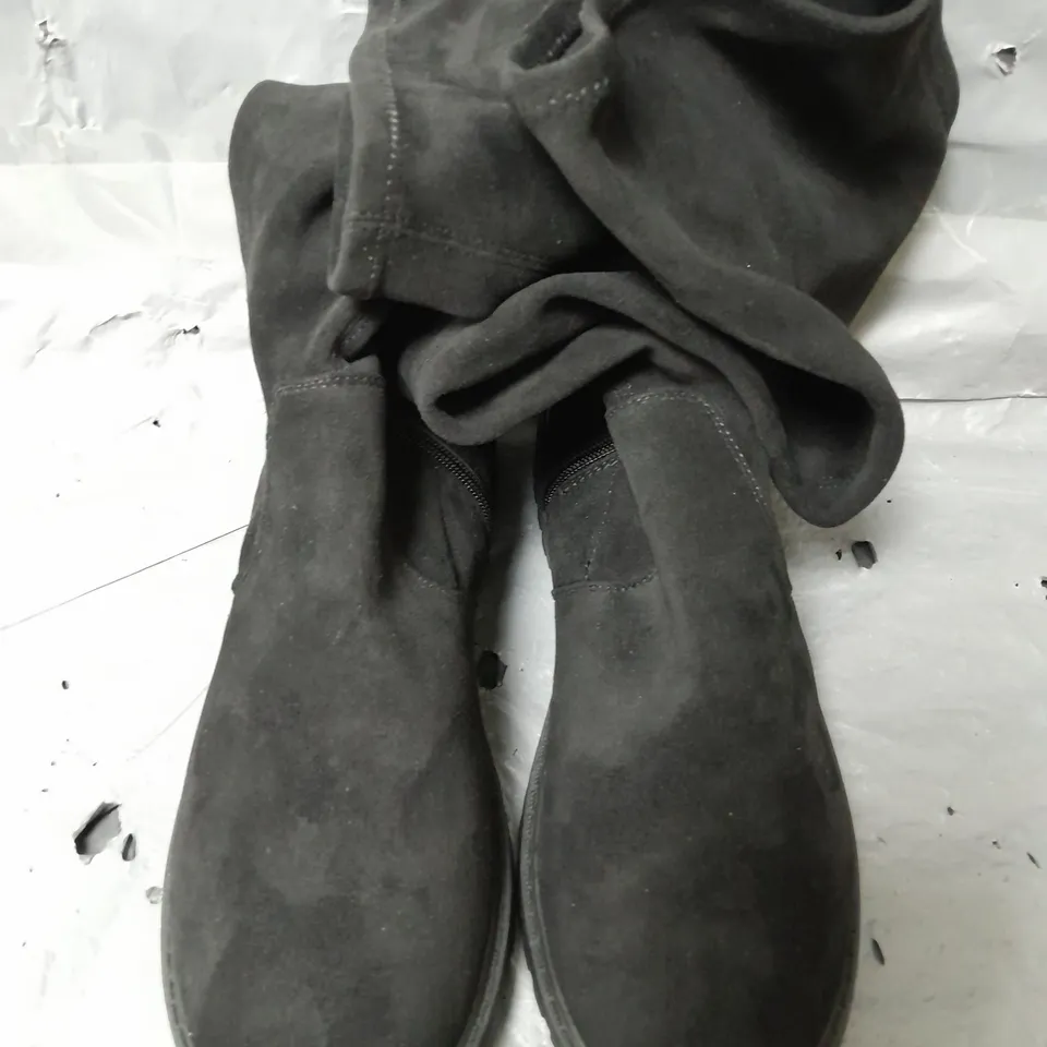 BOXED KNEE STRETCH BLACK BOOTS SIZE 7 