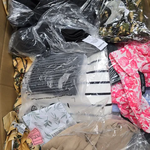 APPROX 20 ASSORTED CLOTHING ITEMS TO INCLUDE T-SHIRTS, DRESSES, SHORTS ETC