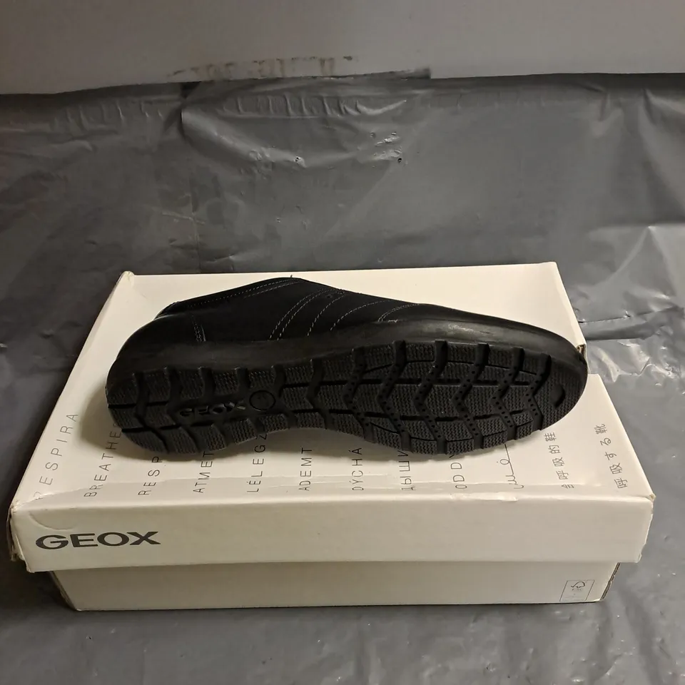 BOXED PAIR OF GEOX RESPIRA U SYMBOL C SHOES IN BLACK SIZE UK 7