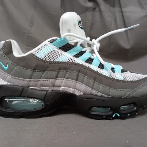 BOXED PAIR OF NIKE AIR MAX SHOES IN WHITE/GREY/CYAN UK SIZE 9