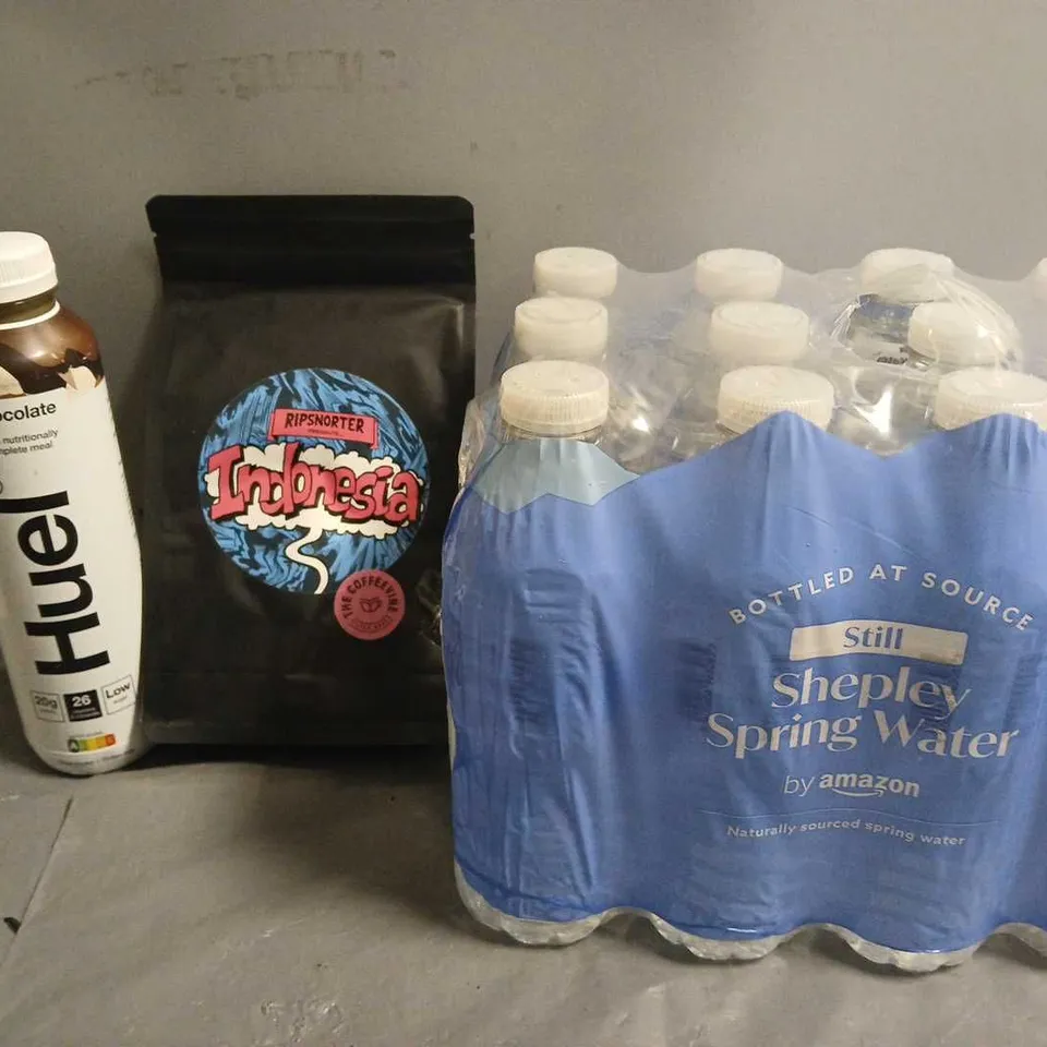 APPROXIMATELY 4 ASSORTED FOOD & DRINK ITEMS TO INCLUDE - HUEL CHOCOLATE , HUEL BERRY , SPRING WATER ETC