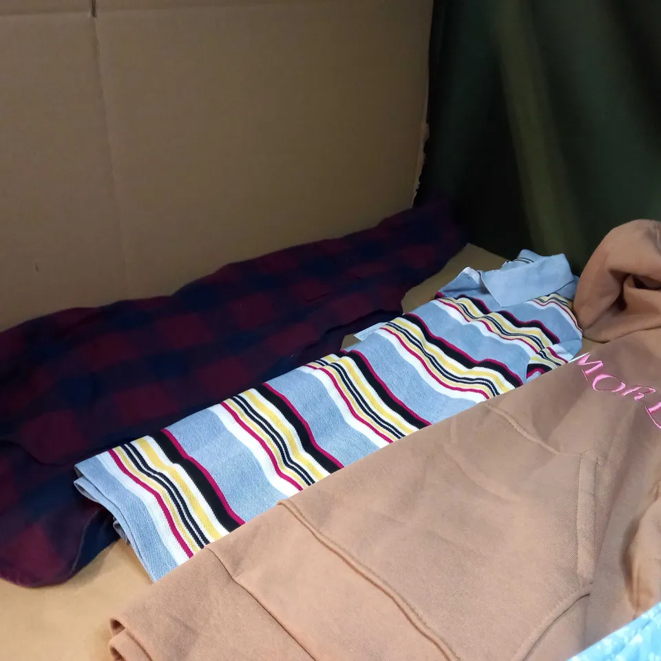 LOT OF APPROX 25 ASSORTED CLOTHING ITEMS VARYING IN SIZE/COLOUR/STYLE TO INCLUDE: TROUSERS, TOPS, DRESSES