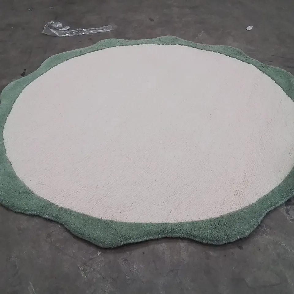 QUALITY DESIGNER AREA RUG - APPROXIMATELY 131x131cm