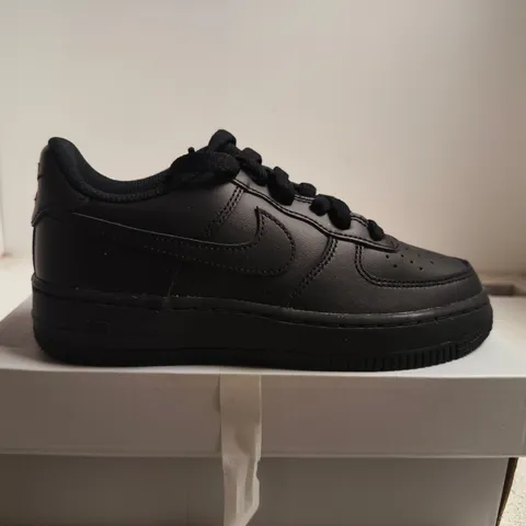 BOXED PAIR OF NIKE AIR FORCE 1 LE (GS) KIDS' TRAINERS – BLACK/BLACK, UK 3 