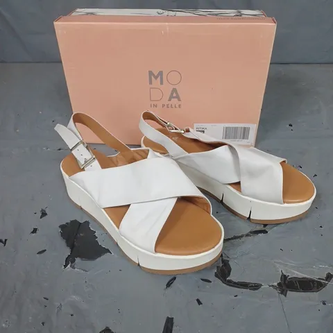 BOXED PAIR OF MODA IN PELLE RITIA WHITE LEATHER CROSSOVER CHUNKY SANDAL SIZE 40
