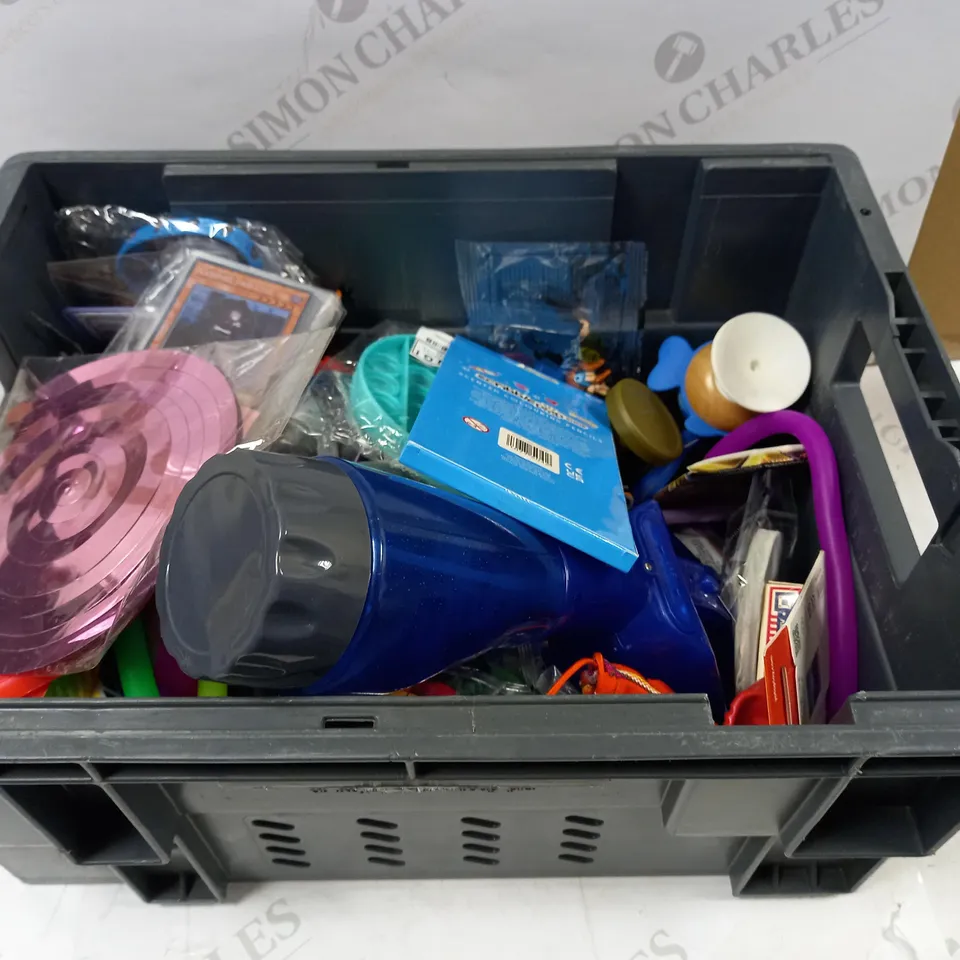 LARGE QUANTITY OF ASSORTED TOYS AND ACCESSORIES TO INCLUDE; CREATIVE EXPRESSIONS CLEAR STAMP SET, BABY YODA KEY RING, VAMPIRE FANGS AND MAGIC THE GATHERING CARDS