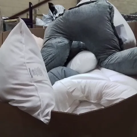 PALLET CONTAINING A VERY LARGE QUANTITY OF BLANKETS AND PILLOWS