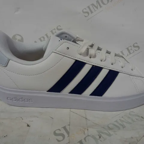 BOXED PAIR OF ADIDAS CLOUDFOAM SHOES IN WHITE/NAVY UK SIZE 8.5