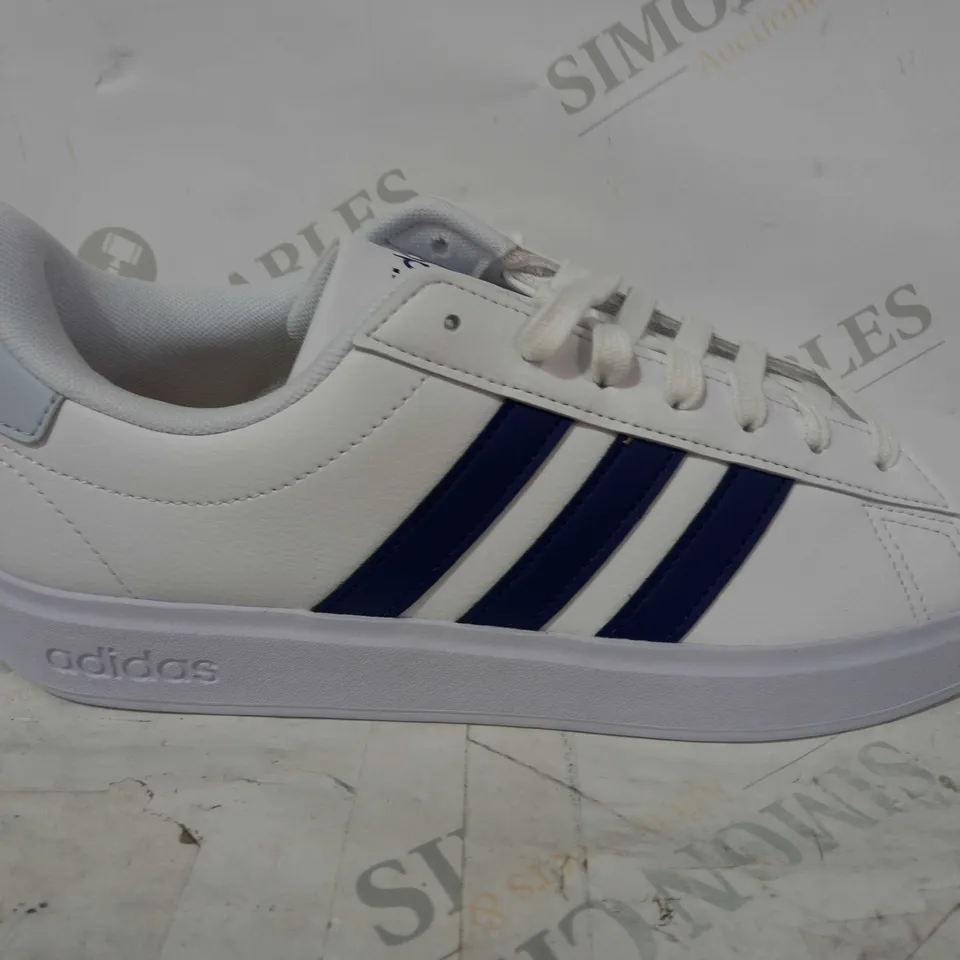 BOXED PAIR OF ADIDAS CLOUDFOAM SHOES IN WHITE/NAVY UK SIZE 8.5