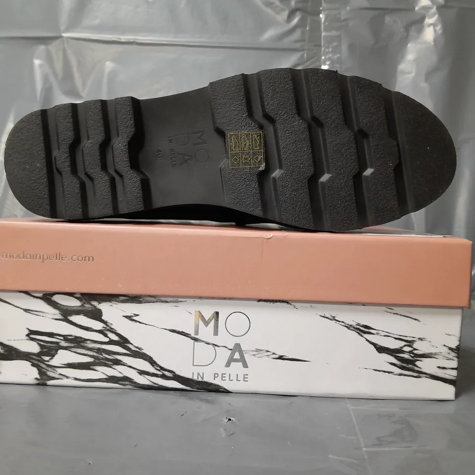 BOXED PAIR OF MODA IN PELLE CHUNKY LOAFERS IN BLACK W. GOLD EFFECT CHAIN SIZE 7