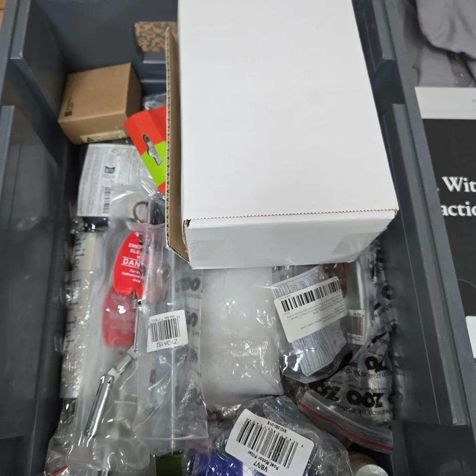 APPROXIMATELY 15 ASSORTED HOUSEHOLD ITEMS TO INCLUDE ROSEWOOD PREMIUM DOG POOP BAGS, RTV SILICONE SEALANT AND CUTLERY SET