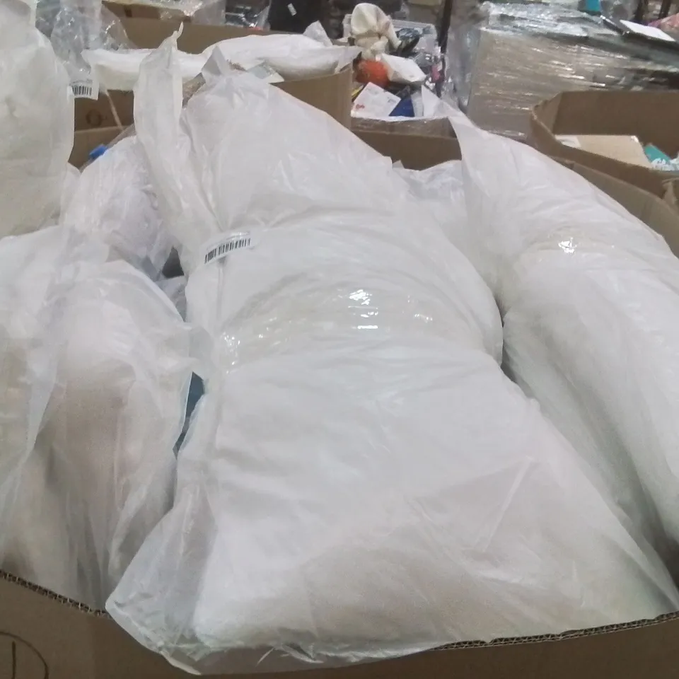 PALLET CONTAINING A LARGE QUANTITY OF PILLOWS 