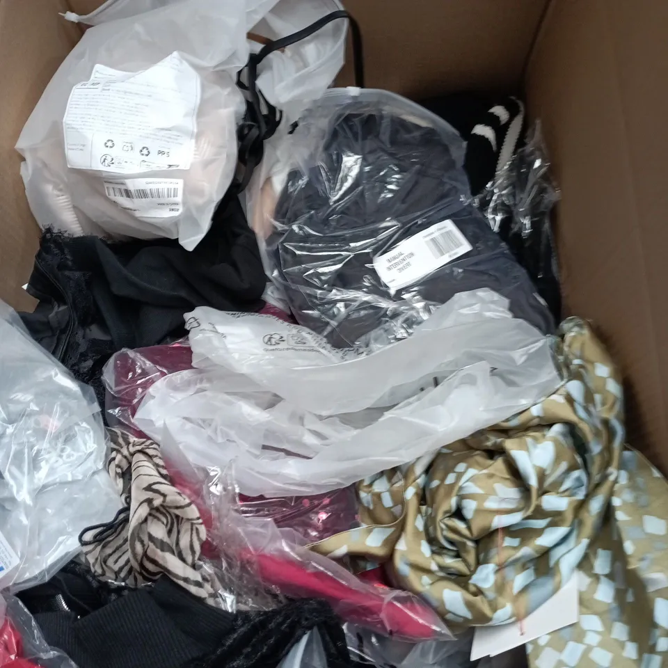 BOX OF APPROXIMATELY 25 ASSORTED CLOTHING ITEMS TO INCLUDE SPORTS SOCKS, PULL&BEAR CAP ETC