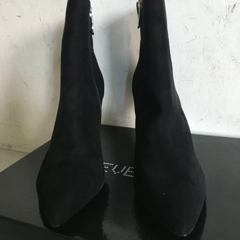 BOXED PAIR OF SIZE 6 FOREVER NEW BRENDA POINTED MID HEEL BOOTS 