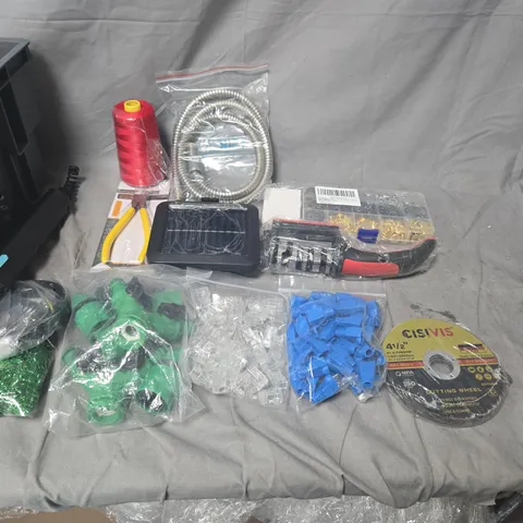 APPROXIMATELY 25 ASSORTED HARDWARE TOOLS & ELECTRICAL ACCESSORIES – MIXED LOT
