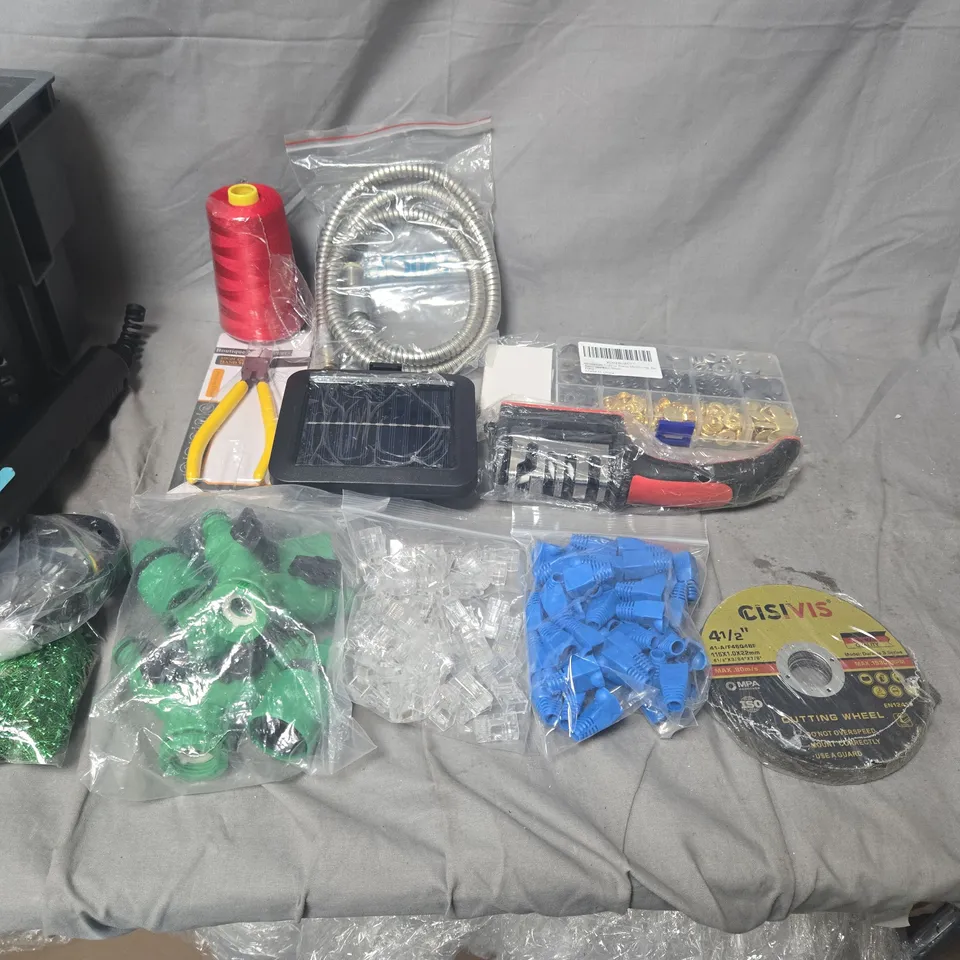 APPROXIMATELY 25 ASSORTED HARDWARE TOOLS & ELECTRICAL ACCESSORIES – MIXED LOT