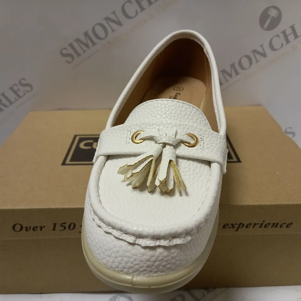 BOXED CUSHION WALK TASSLE LOAFERS, WHITE - SIZE 5