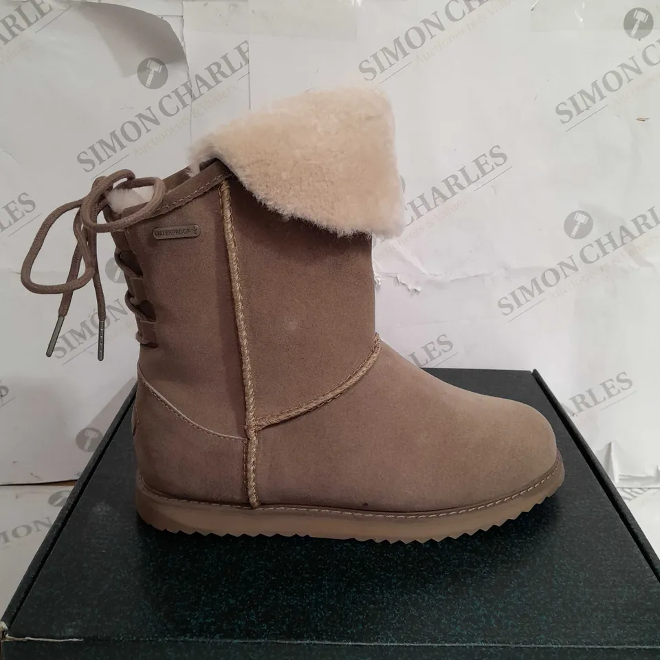 BOXED PAIR OF EMU BIRDWOOD BOOTS IN MUSHROOM UK SIZE 6