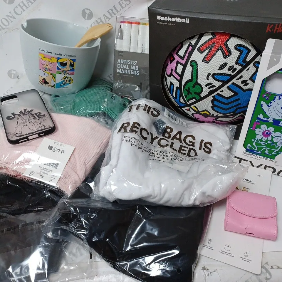 APPROXIMATELY 7 COTTON ON ITEMS INCLUDING KEITH HARING BASKETBALL, BUBBLES LARGE BOWL, TANK TOPS, GREY SWEATPANTS XL