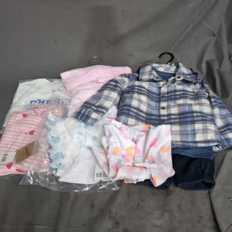 BOX OF APPROXIMATELY 30 ASSORTED KIDS CLOTHING ITEMS TO INCUDE - SHORTS, JACKET, TOPS, ETC
