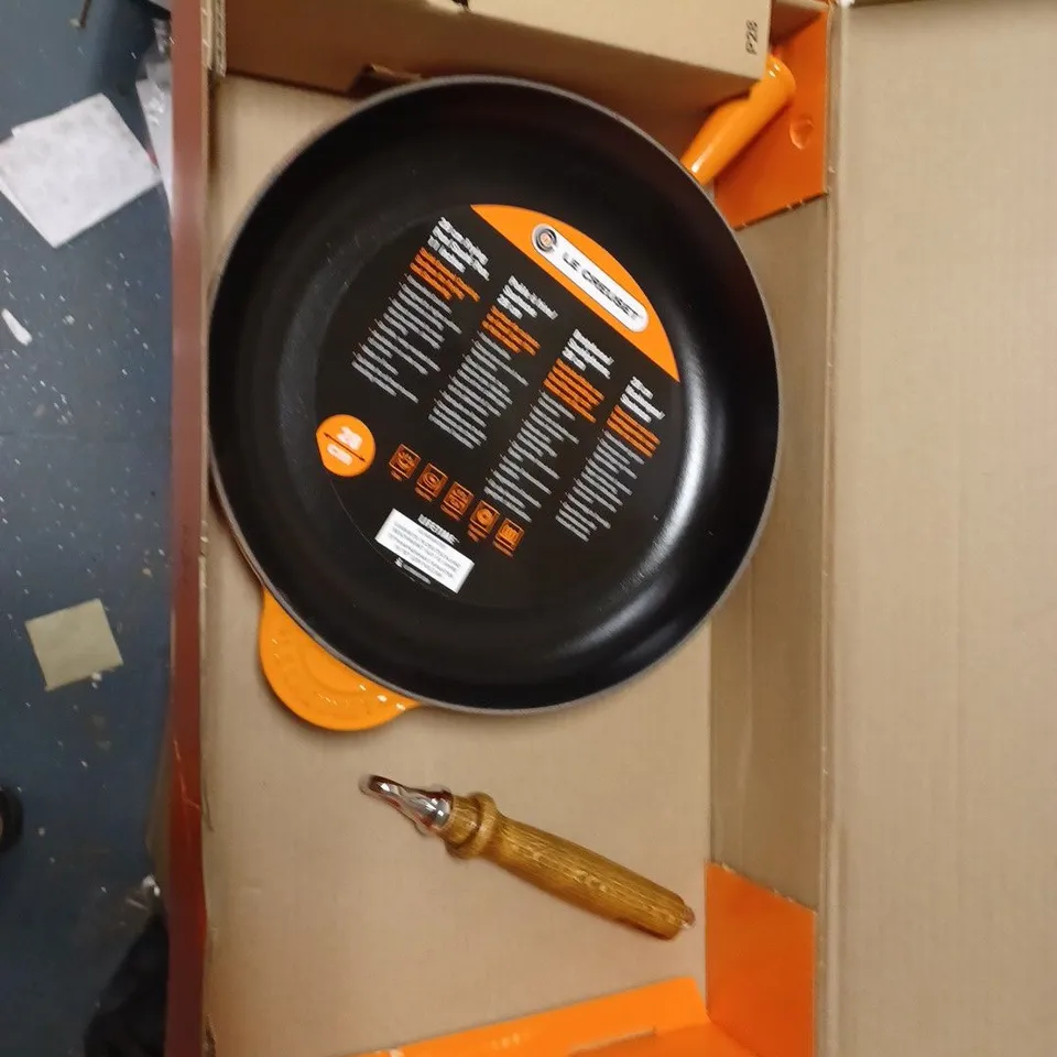 LE CREUSET SIGNATURE CAST IRON FRYING PAN