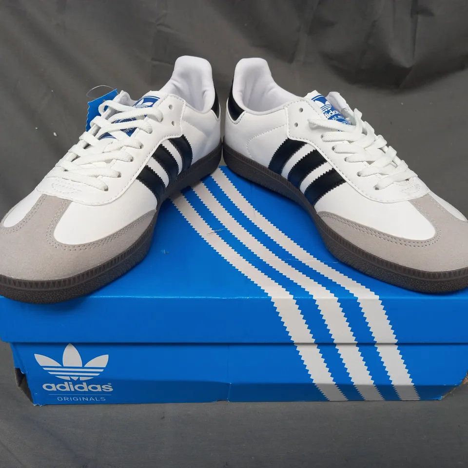 BOXED PAIR OF ADIDAS SHOES IN WHITE/BLACK UK SIZE 6.5