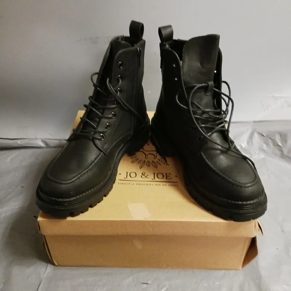 BOXED PAIR OF ZIP LACE-UP MILITARY STYLE BOOTS IN BLACK SIZE 5