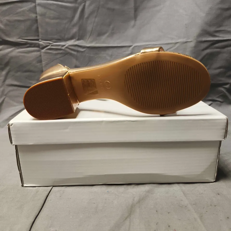 BOXED PAIR OF UNBRANDED OPEN TOE BLOCK HEEL SANDALS IN GOLD SIZE EU 37