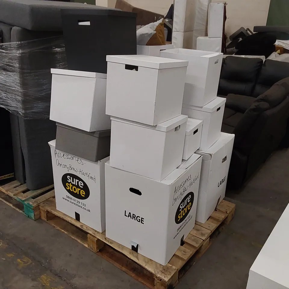 PALLET OF ASSORTED HOMEWARE SHOWROOM DECORATION FURNISHINGS INCLUDING: VASES, SCENTED CANDLES, SMALL MIRROR, CUSHIONS ECT