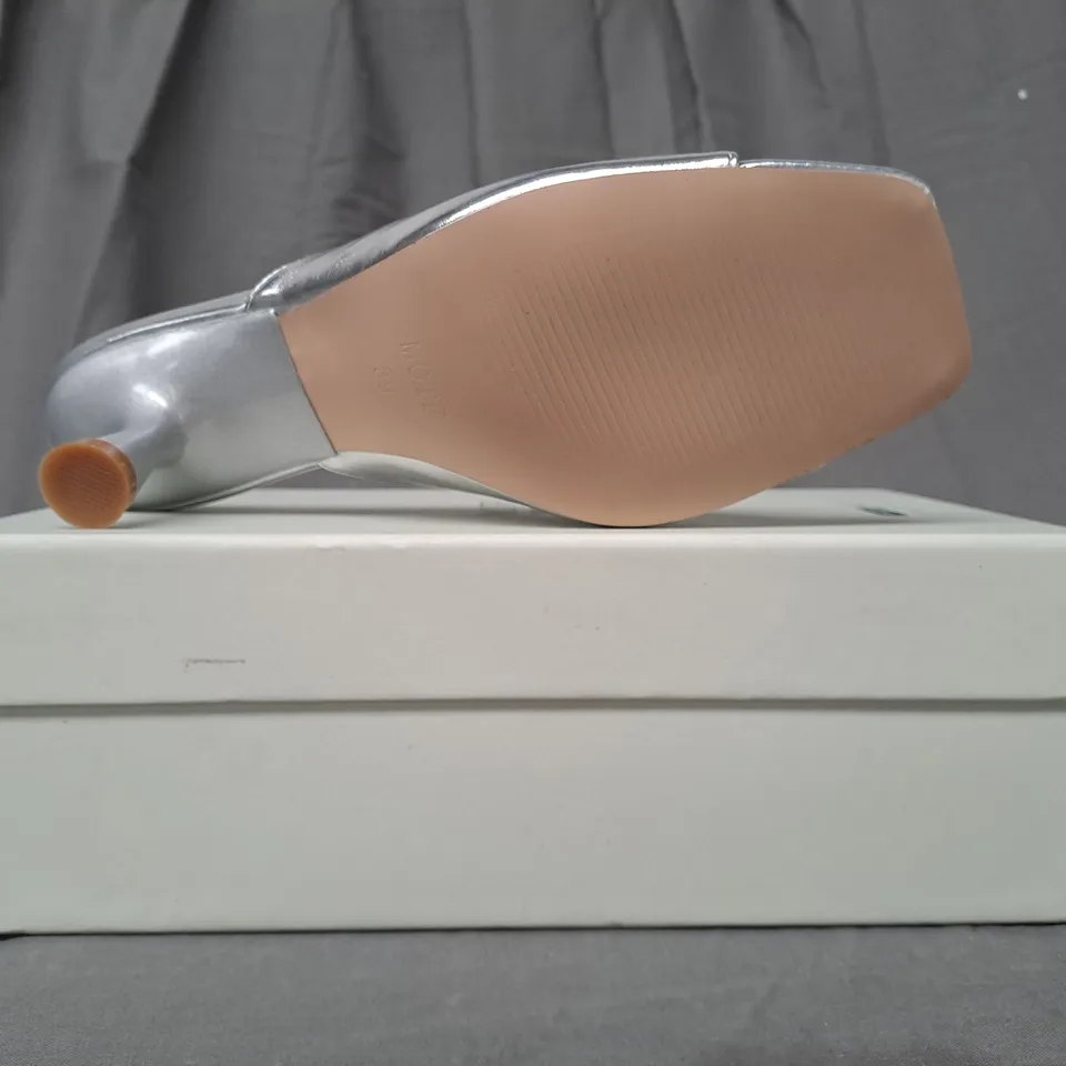 BOXED PAIR OF MOTF OPEN-TOE LOW HEEL SANDALS IN METALLIC SILVER EU SIZE 39