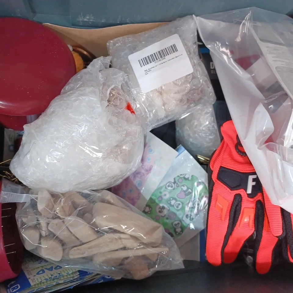 APPROXIMATELY 10 ASSORTED HOUSEHOLD ITEMS TO INCLUDE ARTIST SKETCH PAD, CLEVER FOX BUDGET BOOK, A5 NOTEPAD, ETC