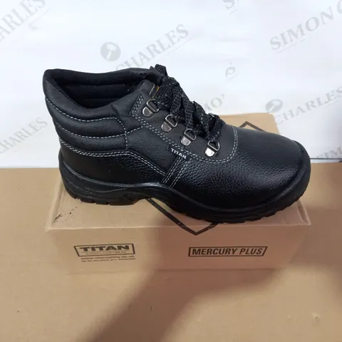 BOXED PAIR OF TITAN BLACK SAFETY BOOTS SIZE 5