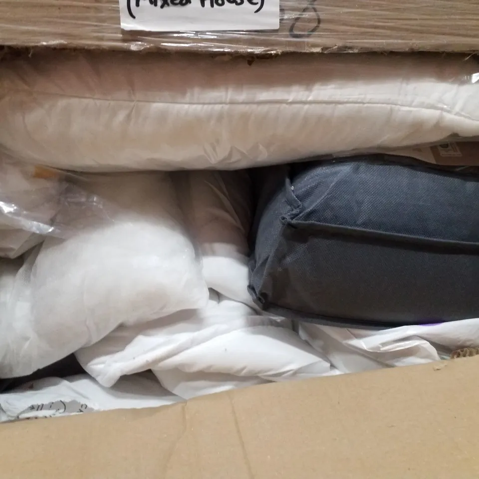 PALLET CONTAINING ASSORTED PILLOWS & WEIGHT BLANKET