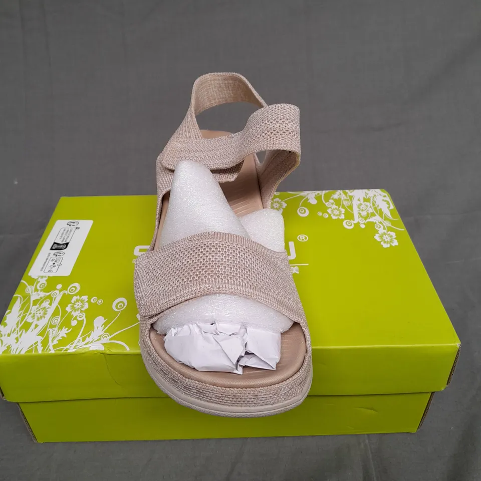BOXED PAIR OF SIKETU SIZE 41 STRAP SANDAL IN BEIGE 