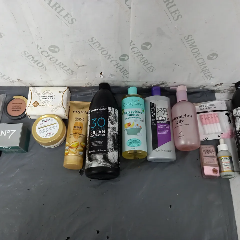 BOX OF APPROXIMATELY 12 ASSORTED COSMETIC ITEMS TO INCLUDE - CHILDS FARM BUBBLES - NARS NLUSH - MAX FACTOR BRONZER POWDER ETC.