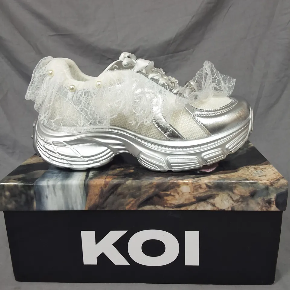 BOXED KOI KELPIE WHIMSICAL TRAINERS IN CREAM- UK 7