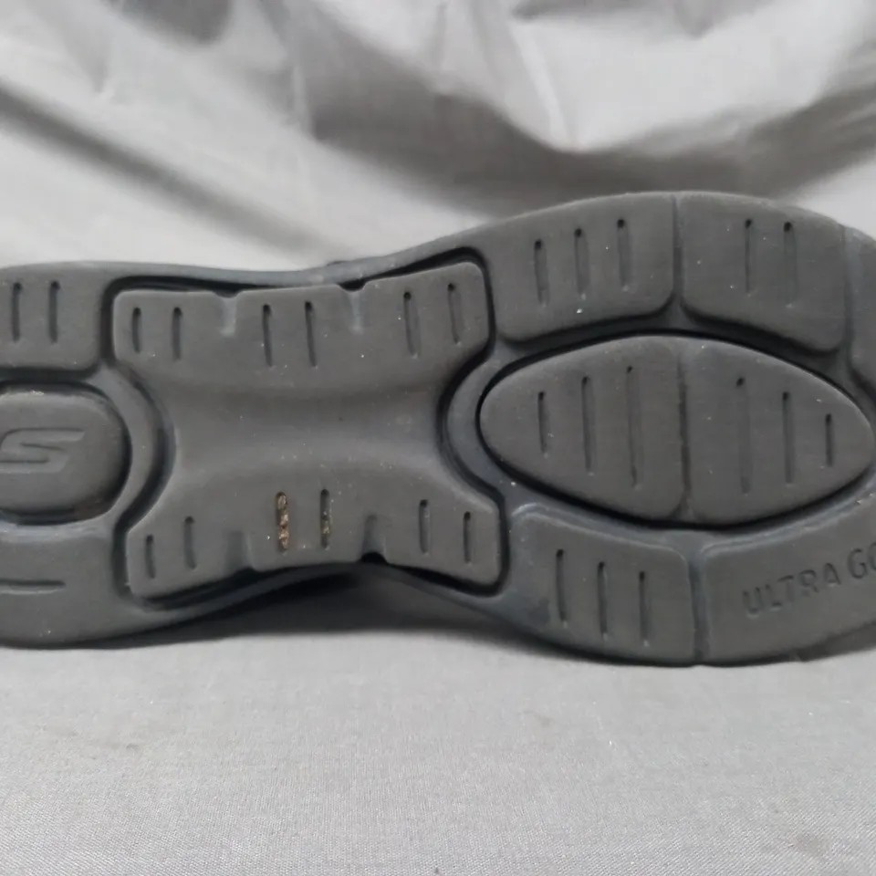 BOXED PAIR OF SKECHERS GO WALK OPEN TOE LOW WEDGE SANDALS IN BLACK SIZE 6