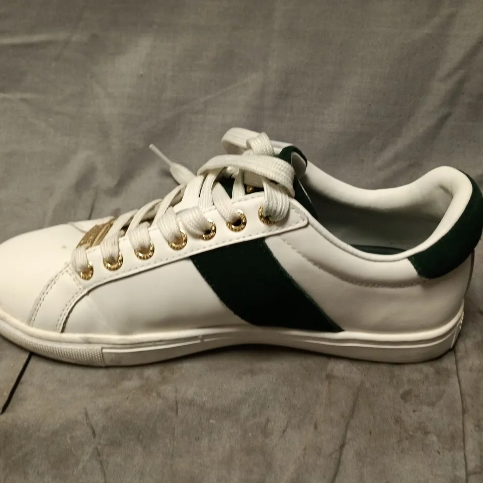 HOLLAND COOPER WHITE LEATHER TRAINERS WITH GREEN SUEDE HEEL – GOLD EYELETS