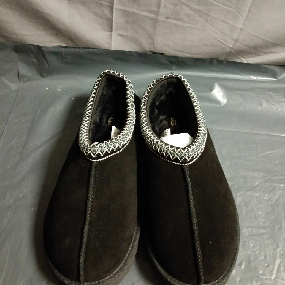 UGG BLACK SUEDE MOCCASIN SLIPPERS - SIZE 44