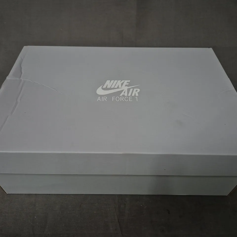 BOXED PAIR OF NIKE WOMEN'S AIR FORCE 1 '07 ESS SHOES IN WHITE/METALLIC SILVER UK SIZE 8.5