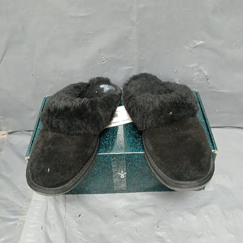 PAIR OF EMU AUSTRALIA NEST JOLIE SHEEPSKIN SLIPPERS IN BLACK SIZE 6 