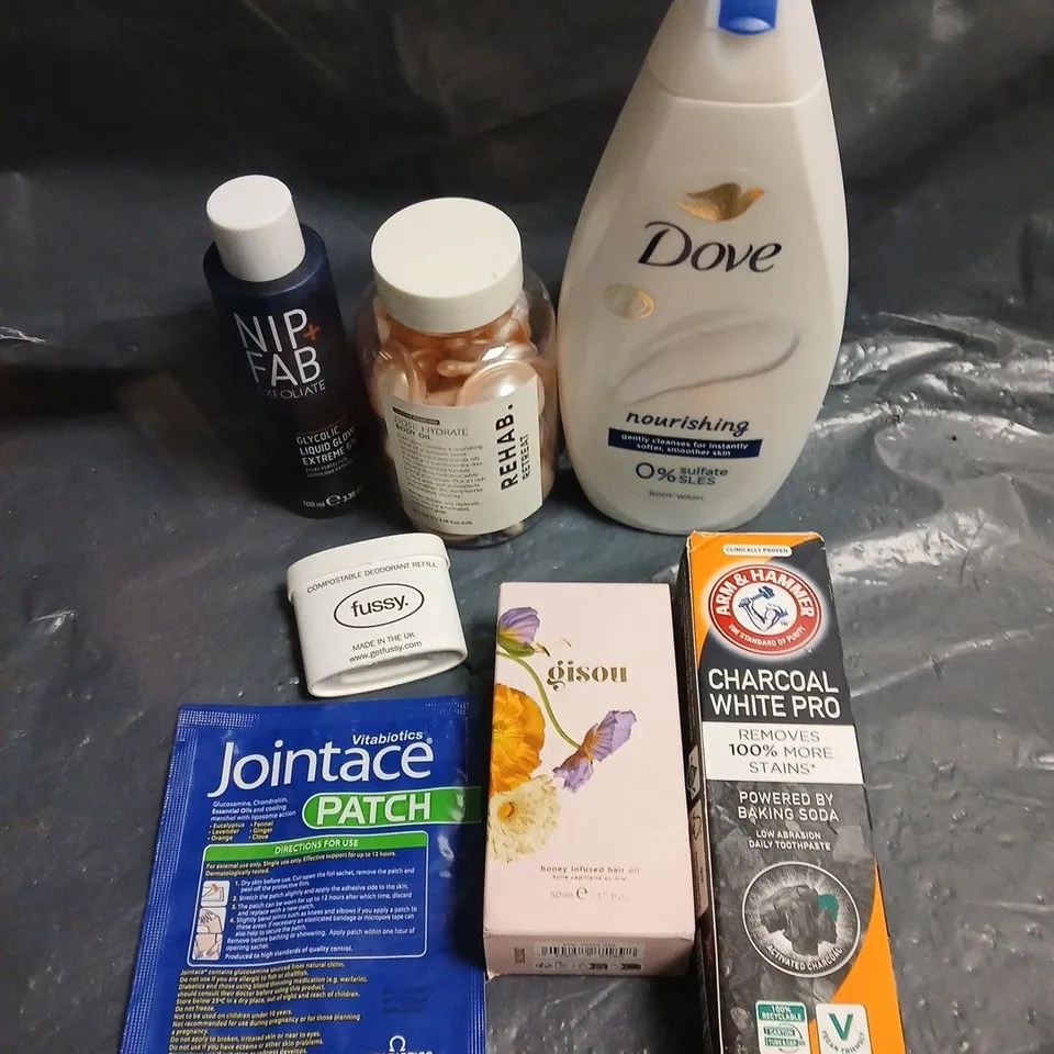 APPROXIMATELY 15 ASSORTED HEALTH & BEAUTY PRODUCTS TO INCLUDE DOVE SHOWER GEL, CHARCOAL TOOTHPASTE, FUSSY DEODORANT REFILL ETC 