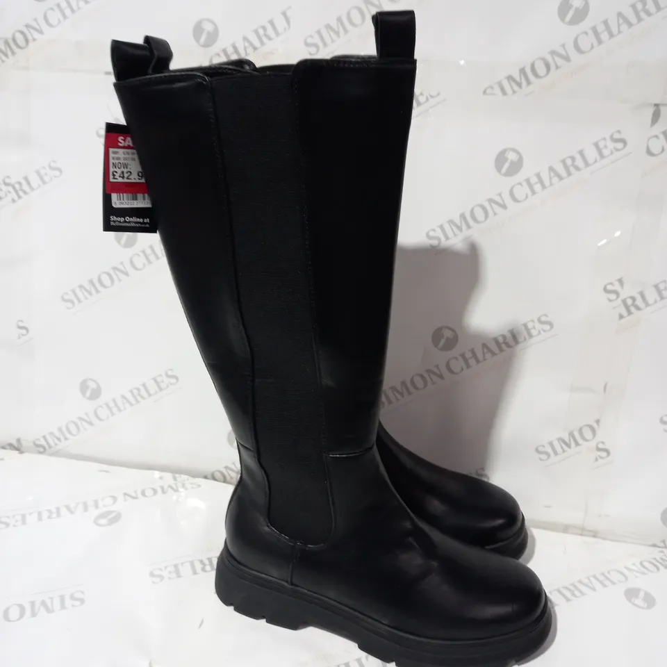 BLACK KNEEHIGH BOOTS SIZE 5