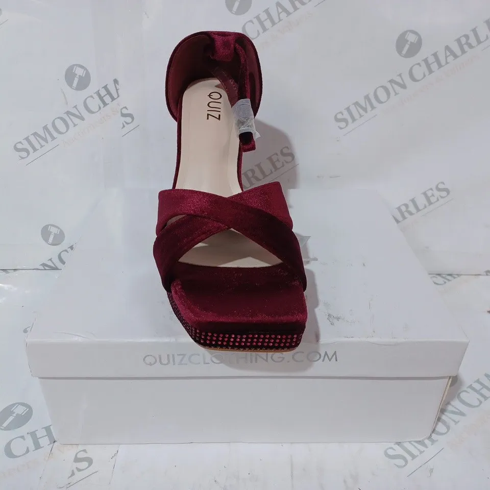 BOXED PAIR OF QUIZ OPEN TOE VELVET BLOCK HEEL SANDALS IN DEEP CHERRY COLOUR W. JEWEL EFFECT SIZE 6