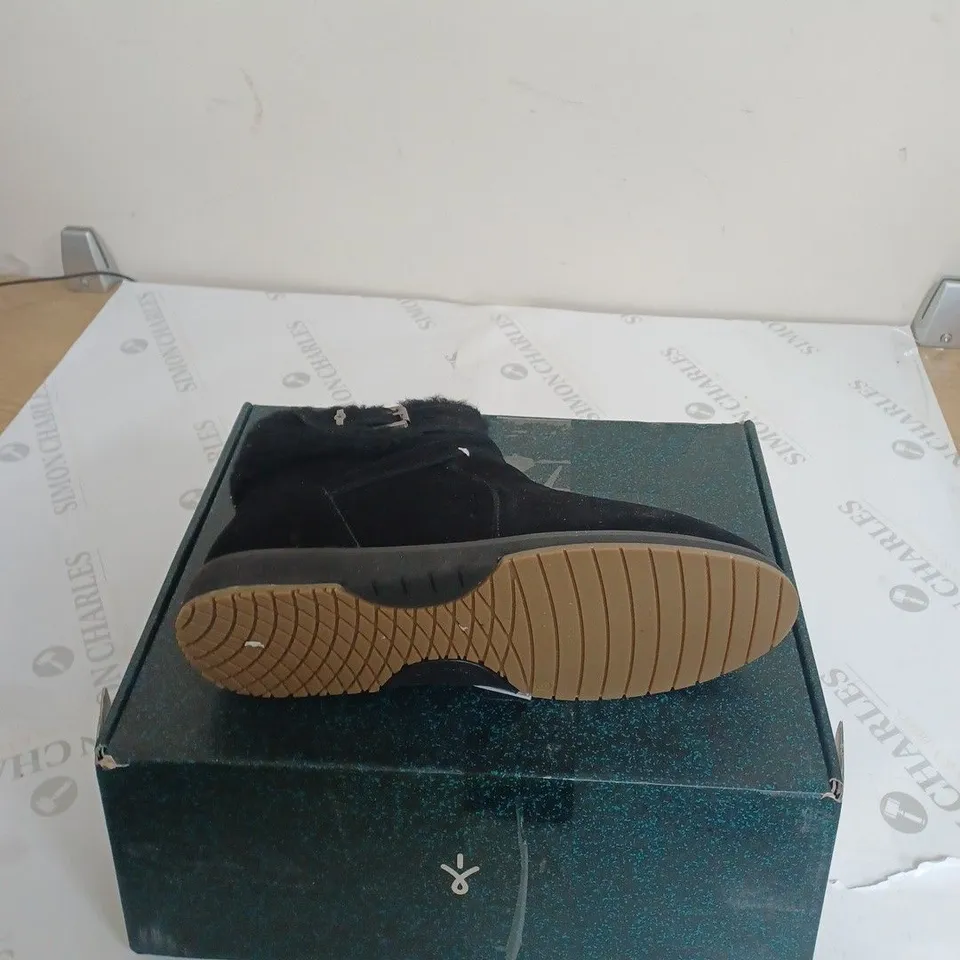 BOXED PAIR OF EMU AUSTRALIA FAUX SUEDE BOOTS - BLACK - UK 6