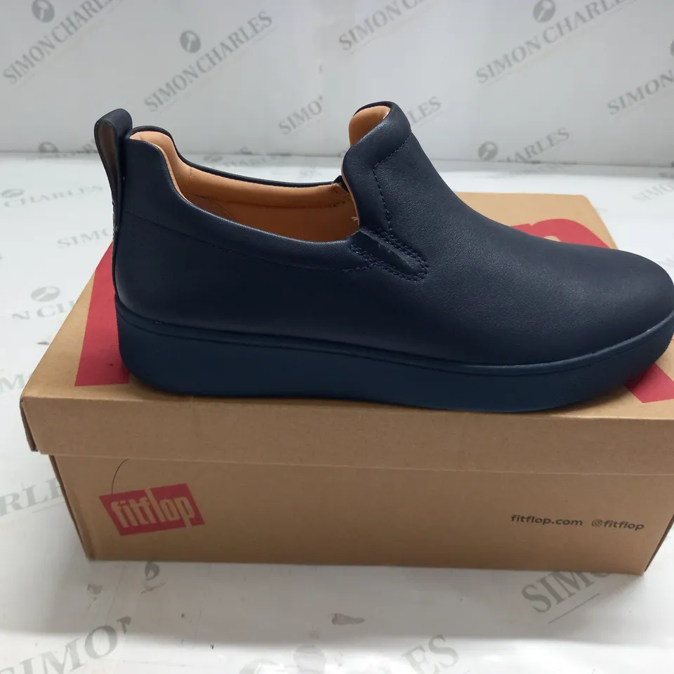 BOXED PAIR OF FIRFLOPS RALLY LEATHER SLIP-ON TRAINERS IN MIDNIGHT NAVY - UK 7