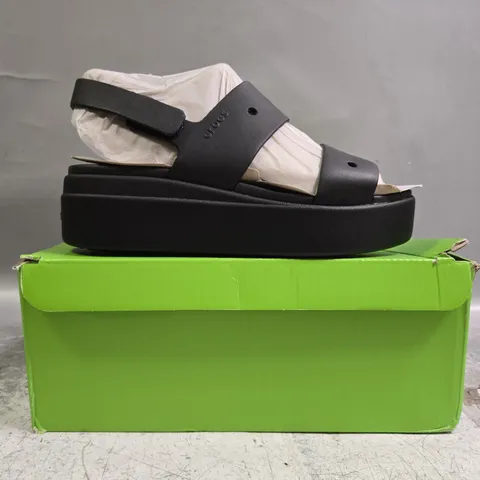 BOXED PAIR OF CROCS OPEN TOE SANDALS IN BLACK SIZE UK 6