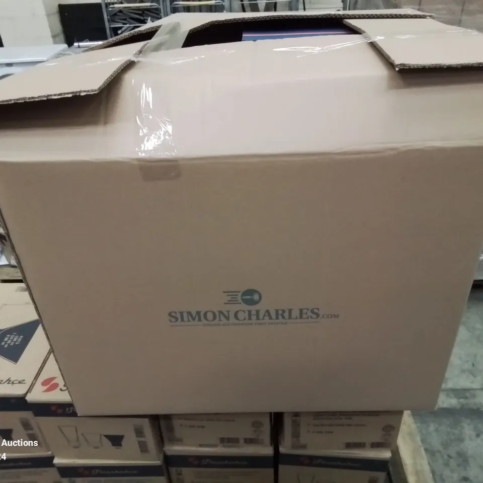 LOT CONTAINING 3 BABY BOOSTER SEATS AND 24 HIGH TRANSPARENCY GLASSES