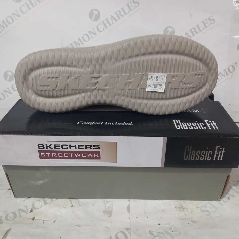 BOXED PAIR OF SKECHERS CLASSIC FIT MEMORY FOAM TRAINERS IN KHAKI UK SIZE 8